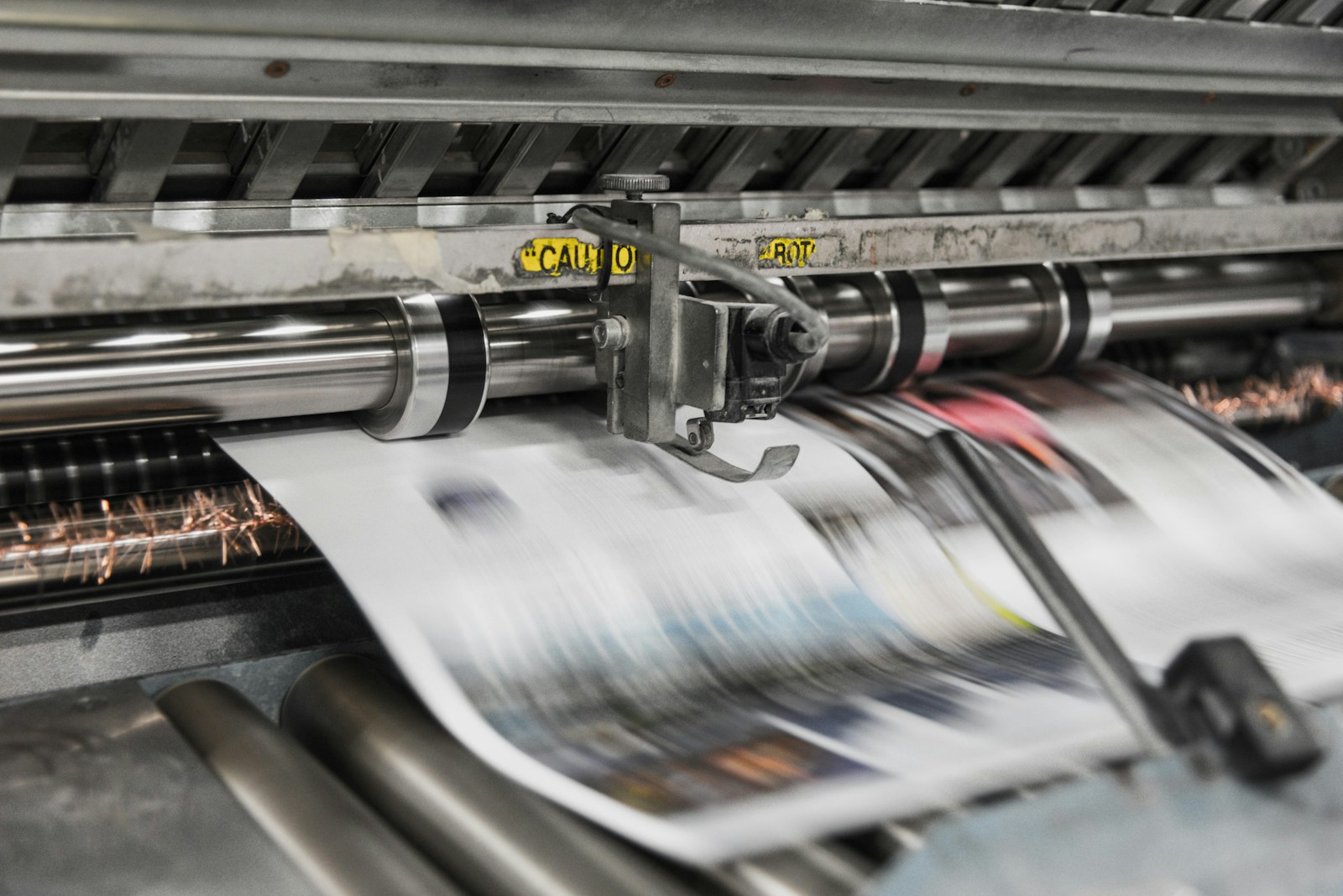 Verschiedene farbige Druckprodukte und professionelle Druckproduktion