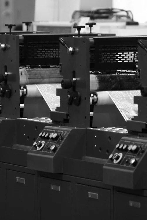 Eine Offset-Druckmaschine in Betrieb.